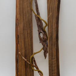 Uraltes Holz mit aktuellen Fundstücken verziert