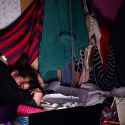 Hinter dem Bildschirm