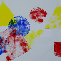 Formen in Rot, Blau und Gelb