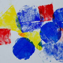 Formen in Rot, Blau und Gelb