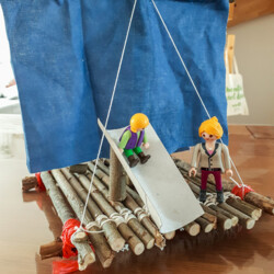 Fluss – Pirat mit Floß