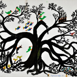 Alter Baum mit Vögeln